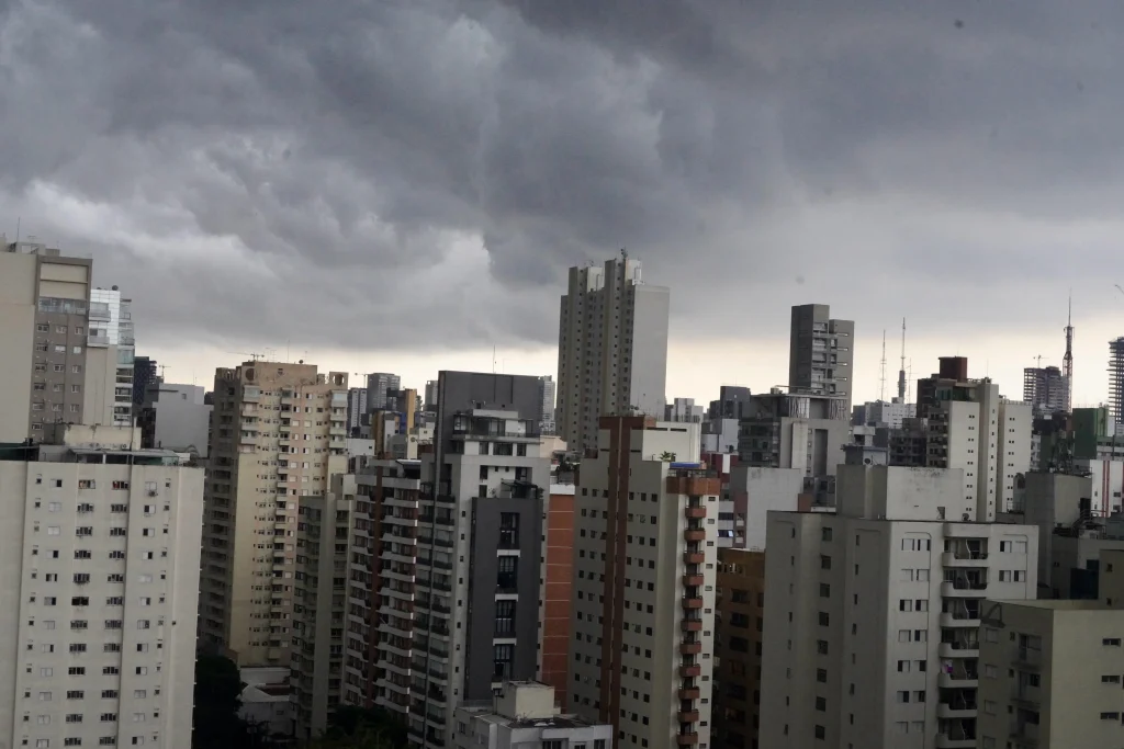 Frente fria traz risco de tempestades e queda acentuada de temperatura em São Paulo