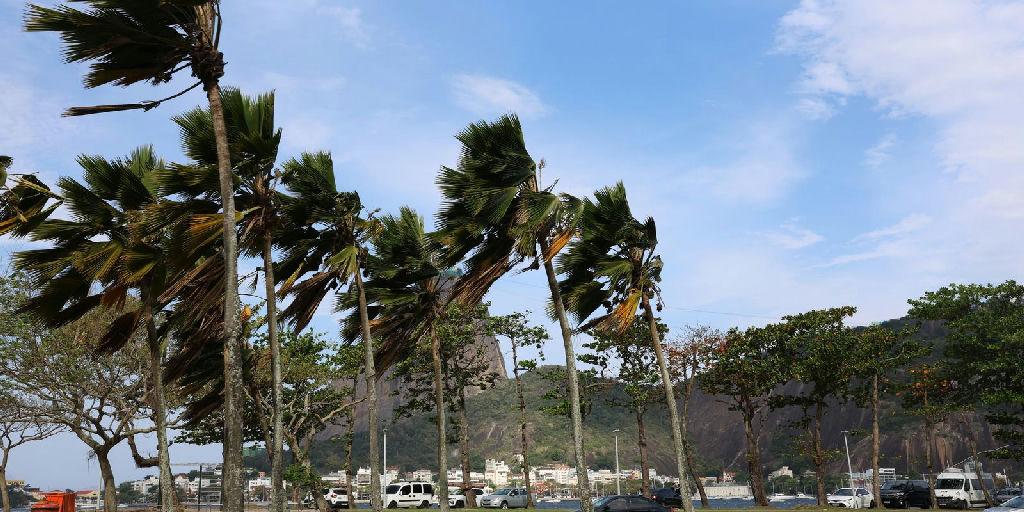 Frente fria traz ventos fortes ao Rio e Defesa Civil emite alerta para a semana