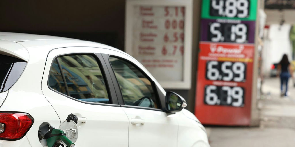Governo anuncia pacote de R$ 7 bilhões mensais para conter preços de combustíveis