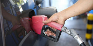 Governo mantém subsídio de R$ 2,12 no diesel para frear alta dos combustíveis