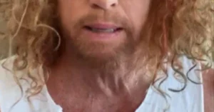 Humorista Carrot Top é internado após tentativa de suicídio em Las Vegas