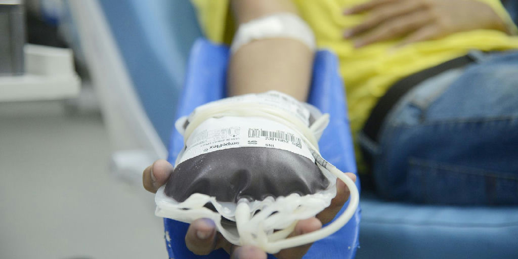 Idosos acima de 70 anos passam a ter permissão para doar sangue conforme nova norma da saúde