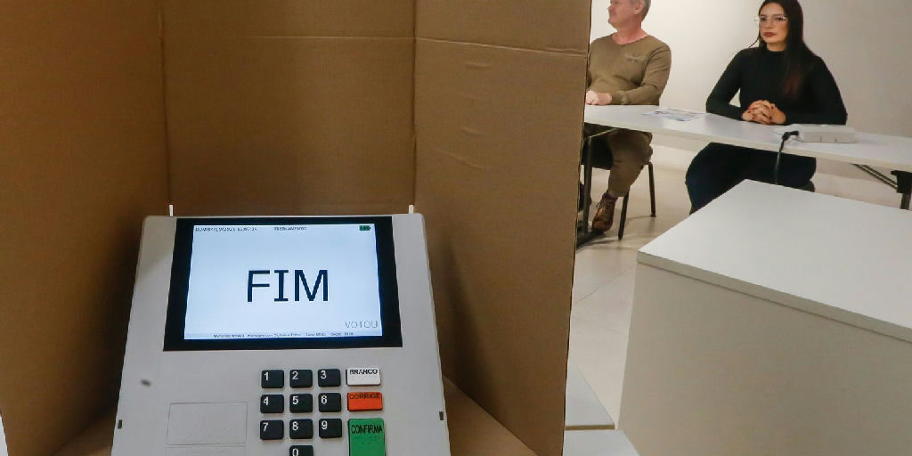 Justiça Eleitoral atualiza regras para coibir uso de tecnologia na cabine de votação