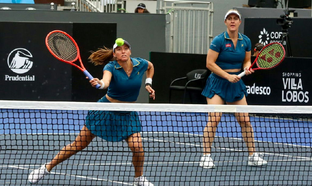 Luisa Stefani avança às semifinais do SP Open após desistência de adversárias