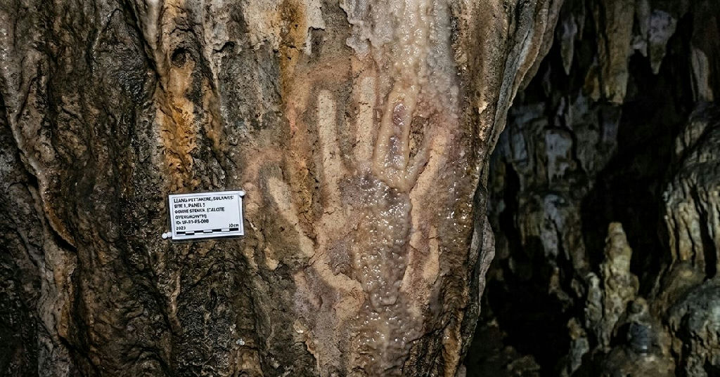 Marca de mão em caverna na Indonésia revela arte rupestre de quase 70 mil anos