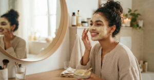 Máscara facial caseira com farinha de arroz e cúrcuma promete renovar o brilho da pele