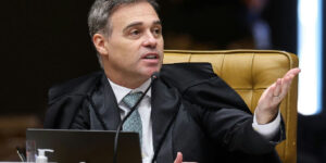 Ministro André Mendonça vota no STF por análise desmembrada de caso de Moraes