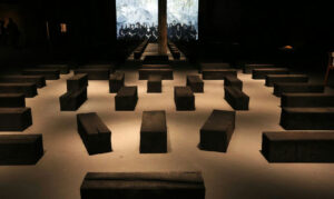 Obra o Barco de Grada Kilomba expõe cicatrizes do tráfico negreiro no Sesc Pompeia