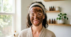 Pele radiante em casa: a receita de máscara facial com café, leite e vitamina e que promete luminosidade