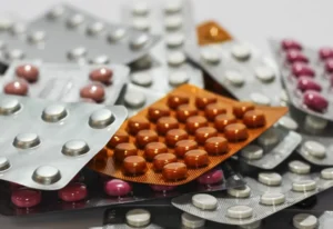 Polifarmácia exige revisão médica constante para evitar riscos à saúde dos idosos