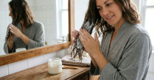 Por que aplicar máscara ou óleo no cabelo seco antes da lavagem pode ser mais eficiente