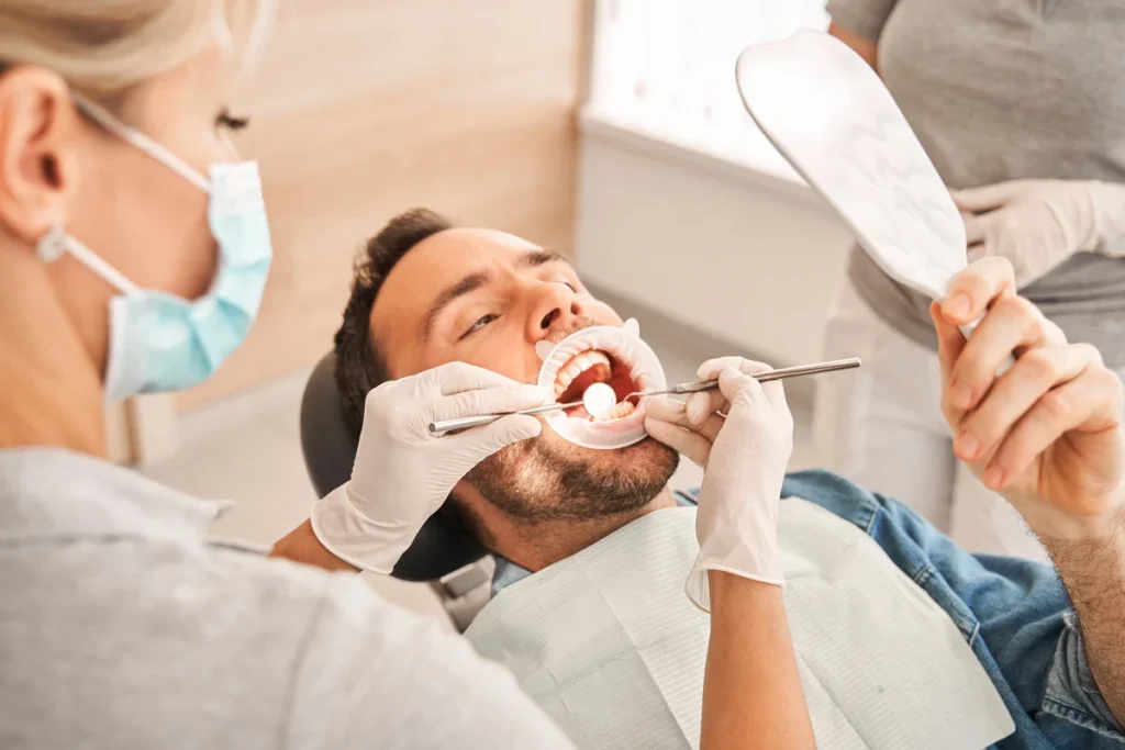 Retração gengival: entenda as causas, os riscos e as opções de tratamento