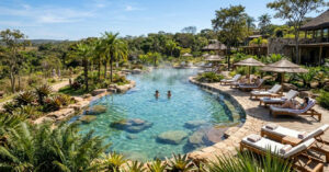 Rio Quente: a pequena cidade goiana que atrai multidões com suas águas termais naturais