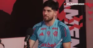 Rossi define futuro no Flamengo após interesse de clubes do Oriente Médio