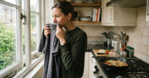 Roupas com cheiro de comida após a lavagem: saiba como eliminar o odor persistente