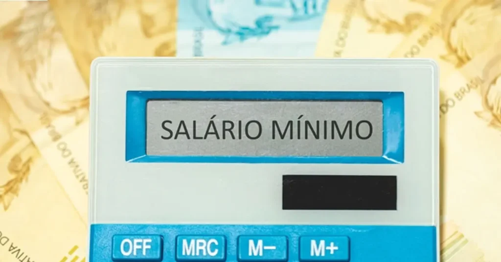 Salário mínimo no Paraná alcança R$ 2.407 em 2026 e supera piso nacional