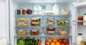 Segurança alimentar: por que a carne crua deve ficar na prateleira inferior da geladeira