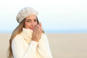 Síndrome de Raynaud: conheça as causas e como identificar a mudança de cor nos dedos