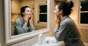 Skincare descomplicado: por que o básico noturno é a chave para uma pele saudável