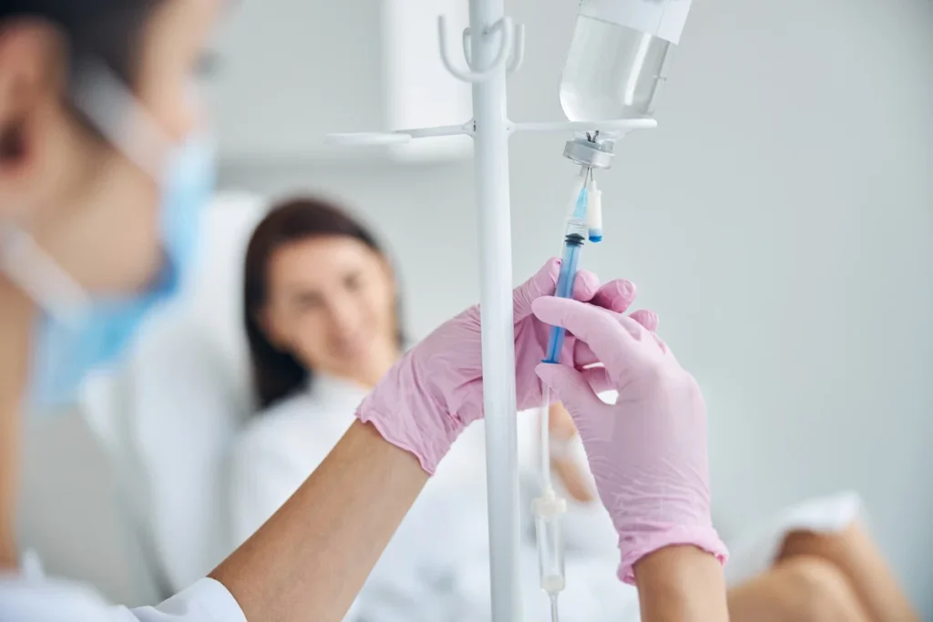 Soroterapia: entenda os limites entre o tratamento médico e os riscos da estética