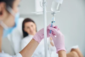 Soroterapia: entenda os limites entre o tratamento médico e os riscos da estética