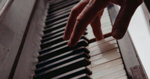 Sucessos de Elton John e Queen embalam o Piano Experience nesta sexta no Teatro Pen Life