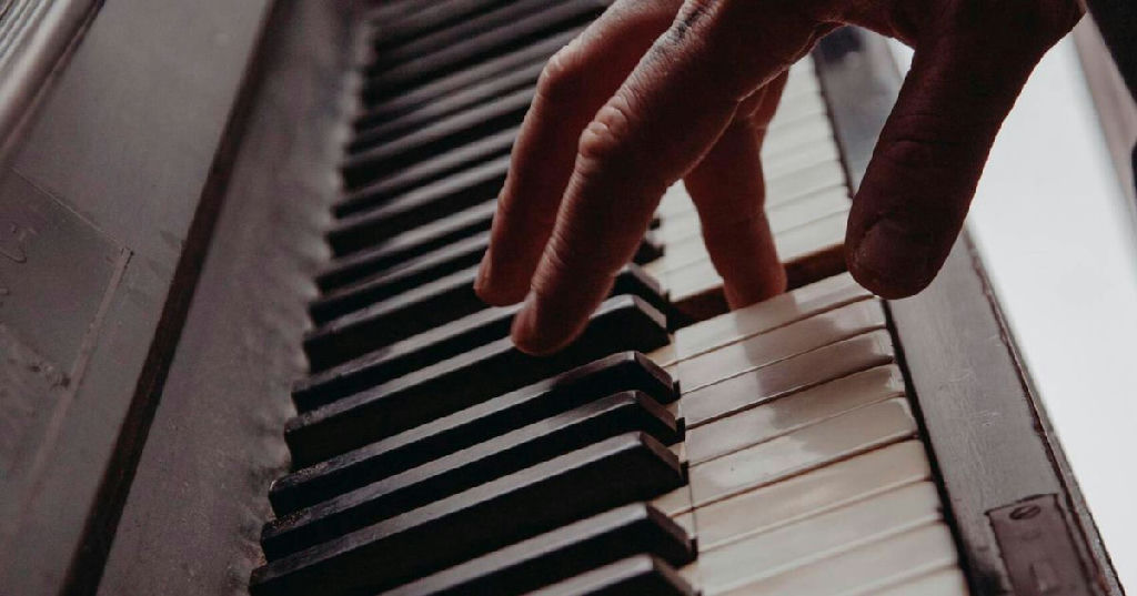 Sucessos de Elton John e Queen embalam o Piano Experience nesta sexta no Teatro Pen Life