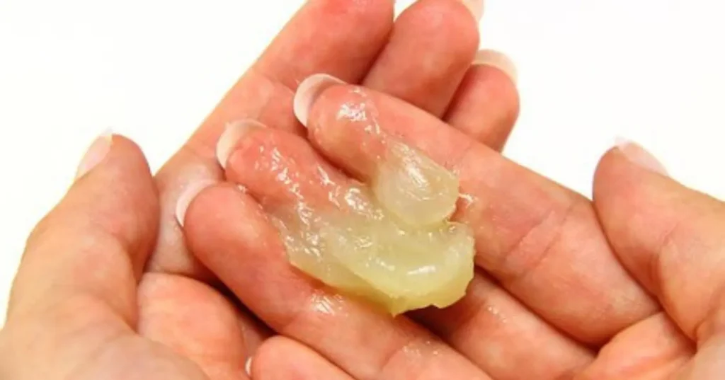 Técnica do nail slugging utiliza vaselina para fortalecer unhas e hidratar cutículas durante o sono