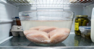 Técnica simples com dois ingredientes garante peito de frango suculento
