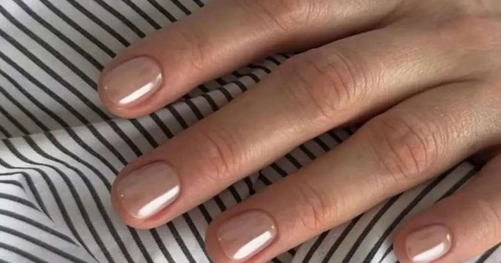 Tendência das sunglass nails traz visual translúcido inspirado em lentes de óculos de sol