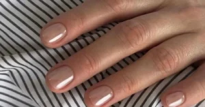 Tendência das sunglass nails traz visual translúcido inspirado em lentes de óculos de sol