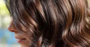 Três tons de cabelo que valorizam o rosto e trazem modernidade após os 50 anos