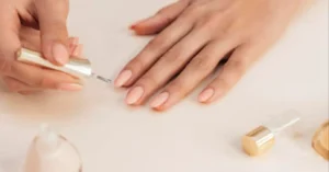 Truque da cola branca promete unhas decoradas com acabamento de salão em casa