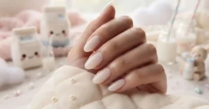 Unhas leitosas: o segredo das Milk Nails para um visual elegante e fácil de copiar em casa