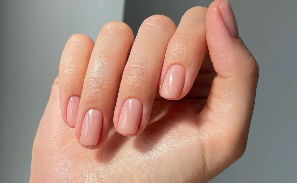 Unhas sofisticadas: cores que realçam a delicadeza das mãos no ambiente de trabalho