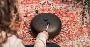 Yoga com instrumentos oferece vivência sensorial gratuita em Ribeirão Pires