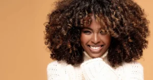 4 Produtos essenciais para eliminar o frizz e garantir cachos definidos com praticidade