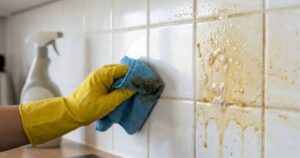 A ciência por trás da limpeza de azulejos engordurados