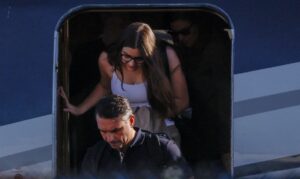 Aeronave com senador Flávio Bolsonaro e família pousa em Miami