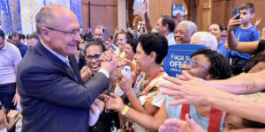 Alckmin cobra imparcialidade da Justiça Eleitoral durante visita a Aparecida