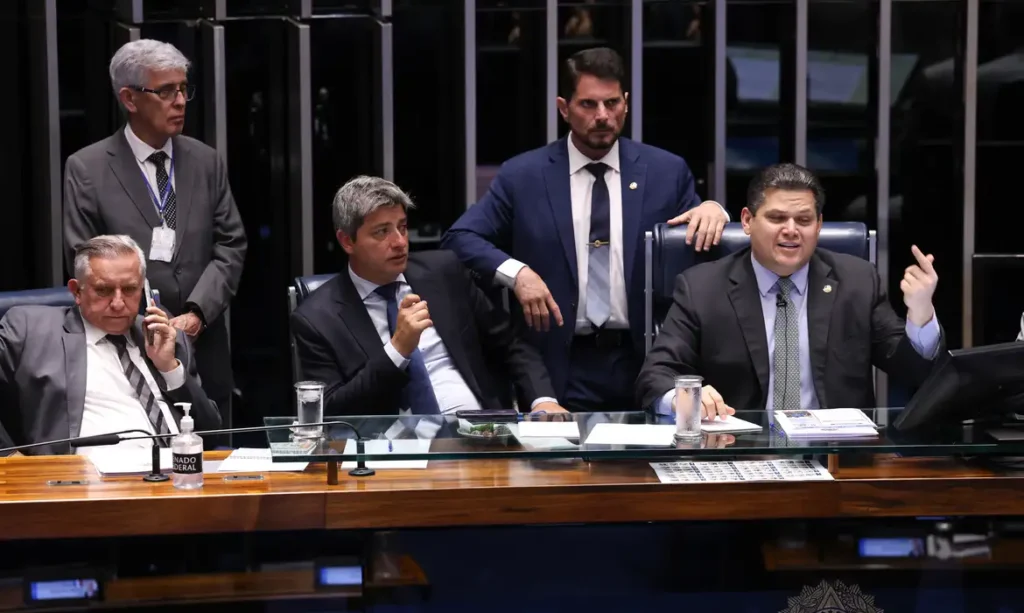 Alcolumbre adia votação da PEC da Segurança Pública no Senado para buscar consenso