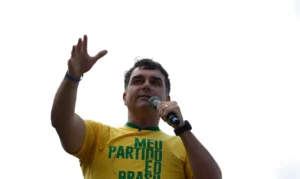 Aliado de Trump aponta chegada de Flávio Bolsonaro aos Estados Unidos