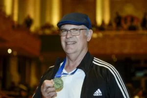 Aos 64 anos, o premiado professor Adelson Green Rodrigues segue dedicado ao ensino público em SP