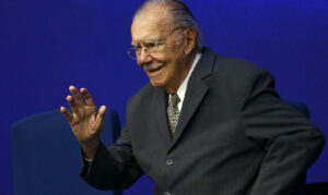 Após nove dias internado em São Luís, ex-presidente José Sarney deixa o hospital