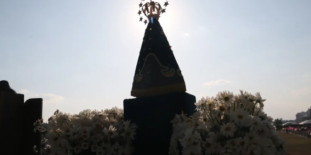 Arcebispo de Aparecida clama por desarmamento e combate à fome durante missa solene