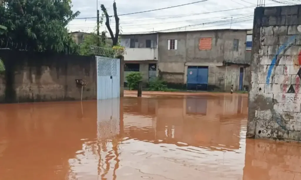 Bombeiros acham em Pinhalzinho corpo de mulher arrastada pela correnteza e mortes sobem para 26