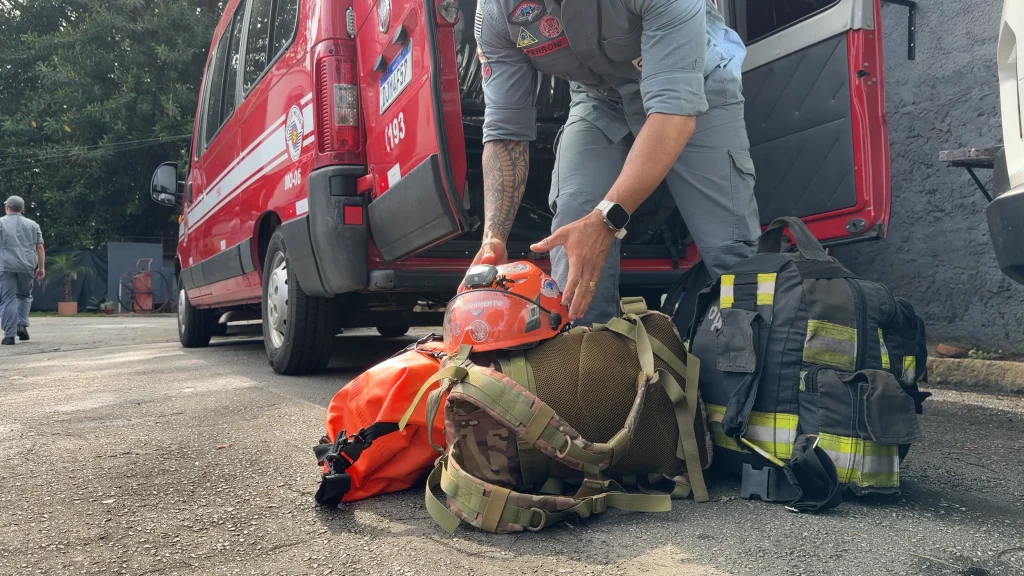 Bombeiros de São Paulo ampliam combate a incêndios florestais no Amazonas