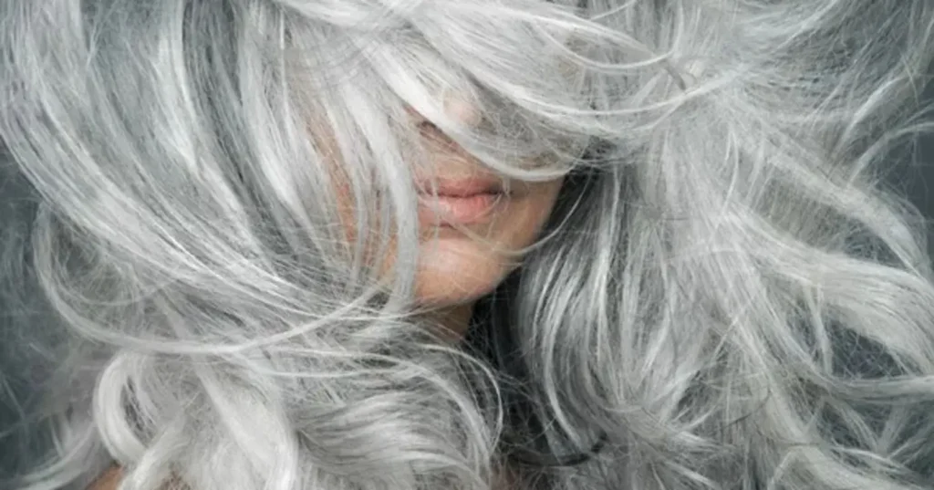 Cabelos brancos: como eliminar o frizz e manter os fios saudáveis e hidratados