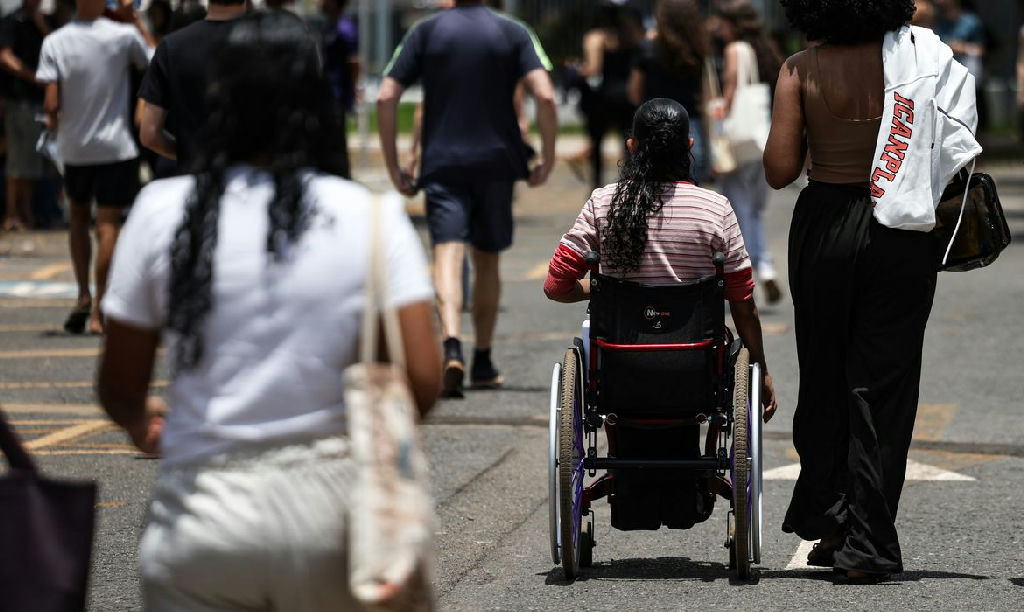 Candidatos do Enem 2026 devem escolher inglês ou espanhol até este domingo 18