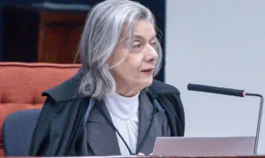 Cármen Lúcia rejeita ação de Lula sobre transporte interestadual na eleição